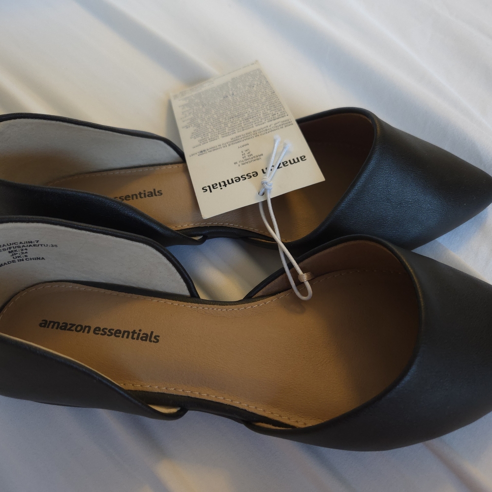 Amazon Essentials Women's Classic Black Flats